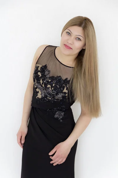 Menina jovem com cabelo longo e marrom saudável em preto — Fotografia de Stock