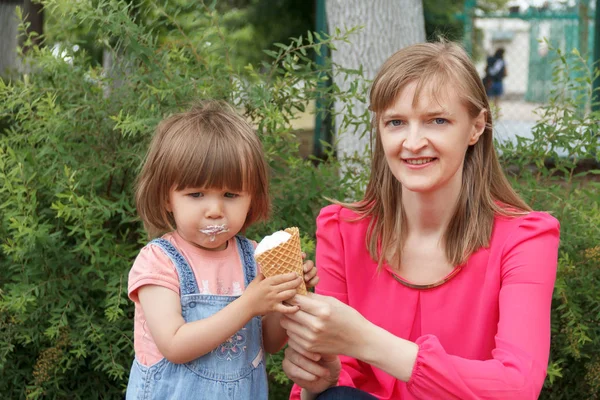 Mor och dotter äter glass — Stockfoto
