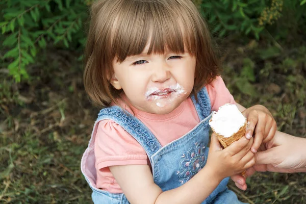 Smiling cute girl are eating icecream — Stock Photo, Image