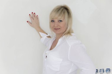 Beyaz mavi gözlü sarışın kadın