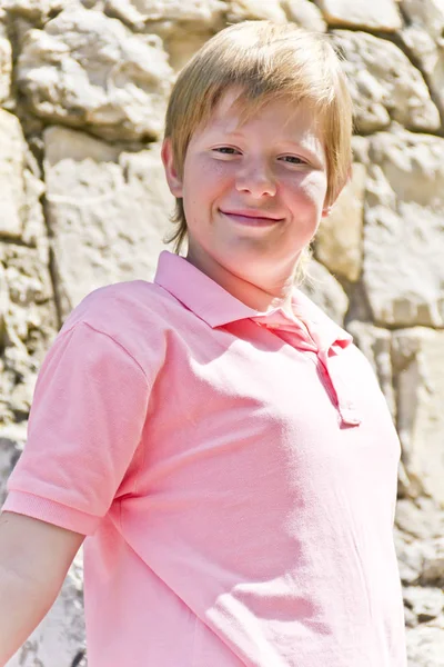 Glimlachend jongetje in de stenen park — Stockfoto