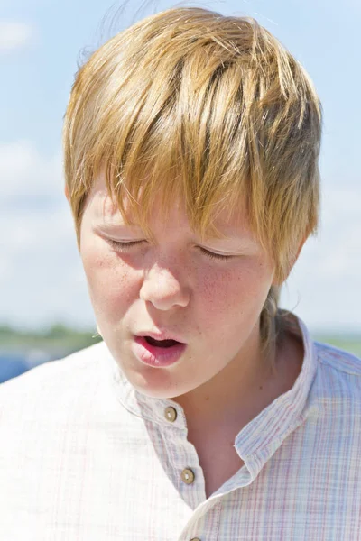 Retrato de menino louro squint perto do rio — Fotografia de Stock