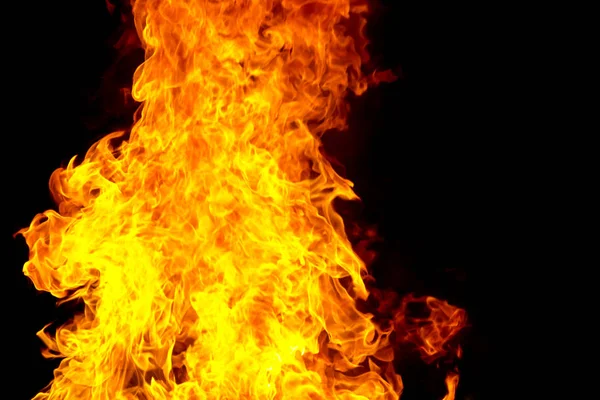 Rote Feuerflamme auf schwarzem Hintergrund — Stockfoto