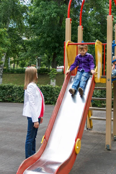 Moeder en zoon rijden op hok — Stockfoto