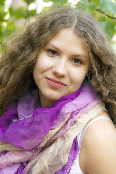 Jeune fille aux cheveux bouclés en écharpe violette — Photo