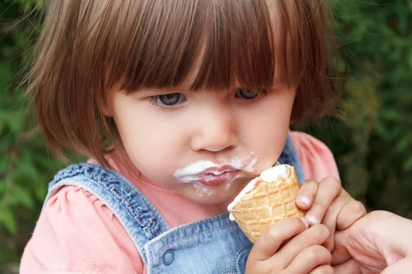 Cute girl are eating icecream Royalty Free Stock Photos