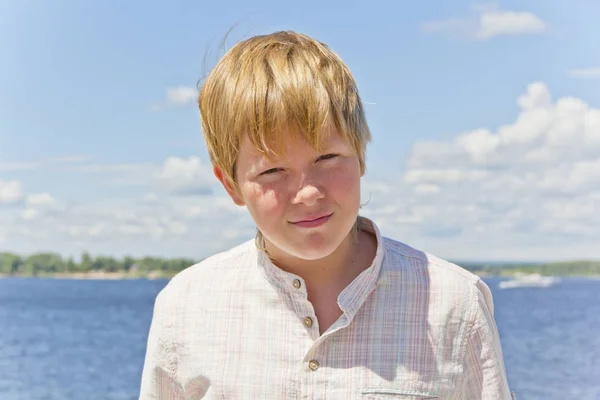 Portret van squint blonde jongen in de buurt van rivier — Stockfoto