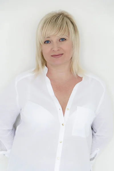 Blonde Frau mit blauen Augen in weiß — Stockfoto