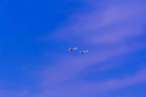 Two airplanes in blue sky — Stock Photo, Image