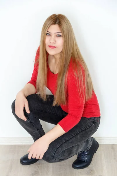 Fiatal lány piros hosszú barna egészséges hajjal — Stock Fotó