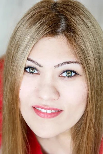 Улыбающаяся девушка с прямыми волосами и зелеными глазами — стоковое фото