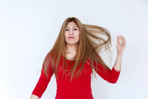 Chica joven con el pelo largo y saludable marrón en rojo —  Fotos de Stock