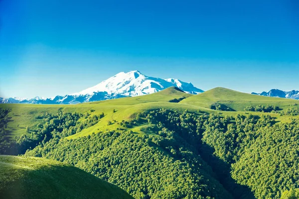 Elbrus in zonnige dag — Stockfoto