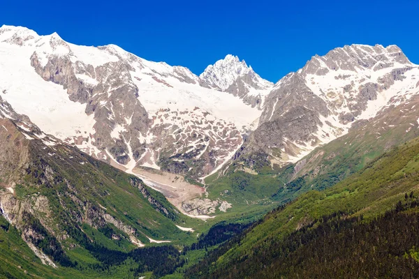 Kaukasus bergen under snö — Stockfoto