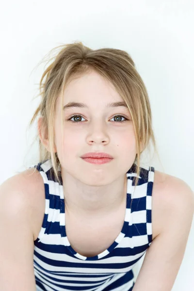 Menina bonito com cabelo longo loiro — Fotografia de Stock