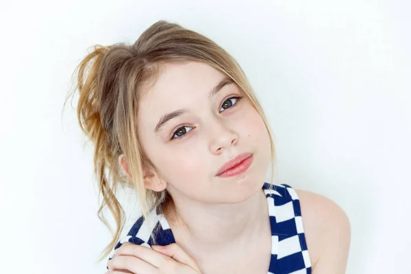 Sarı uzun saçlı sevimli kız