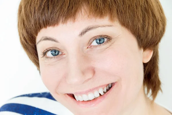 Retrato de mujer feliz con pelo castaño corto — Foto de Stock