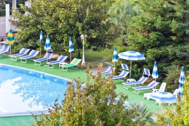 Yaz günü boş yüzme havuzunda