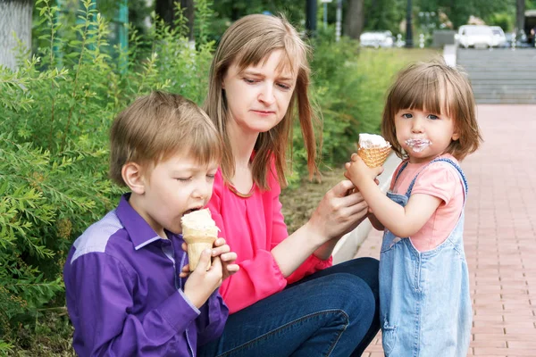 Οικογένεια κάθεται στο πάρκο καλοκαίρι τρώνε παγωτό — Φωτογραφία Αρχείου