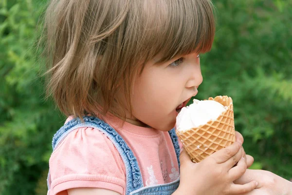 Jolie fille sont manger icecream — Photo