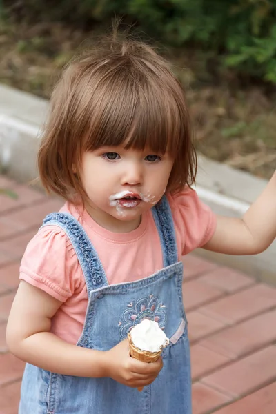 Ragazza carina con gelato in mano — Foto Stock