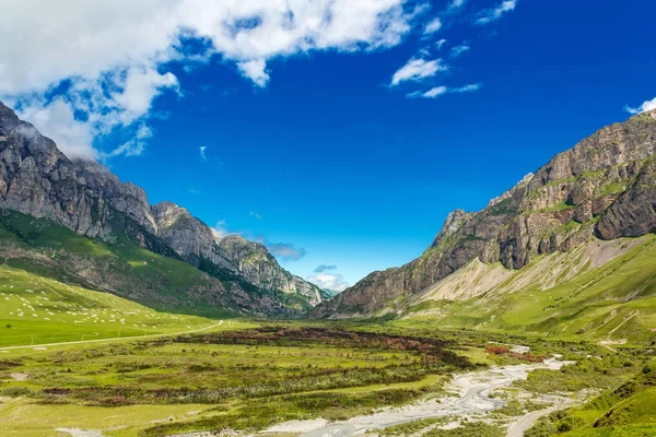 Paisagem pitoresca com montanhas russas do Cáucaso — Fotografia de Stock