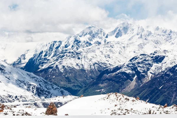 雪下的高加索山脉 — 图库照片