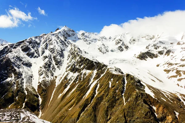 Montañas del Cáucaso bajo la nieve —  Fotos de Stock