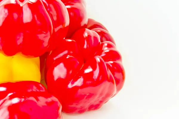 Peperoncino rosso crudo su bianco — Foto Stock
