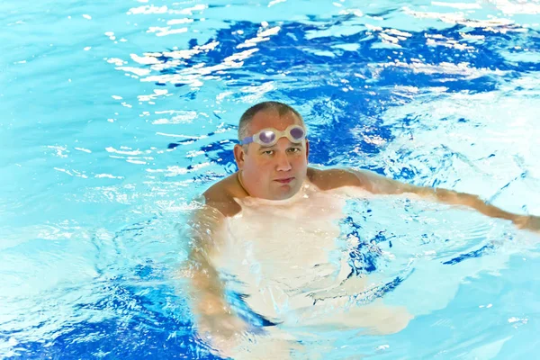 Hombre gordo en la piscina —  Fotos de Stock