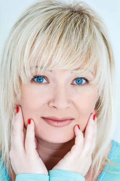 Blonde Frau mit saphirfarbenen Augen — Stockfoto