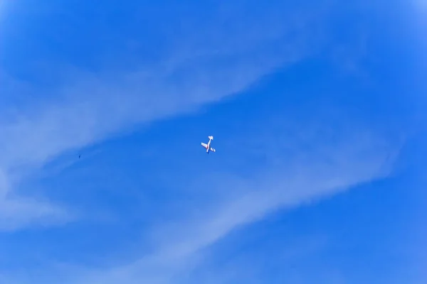 Militaire vliegtuig in blauwe hemel — Stockfoto