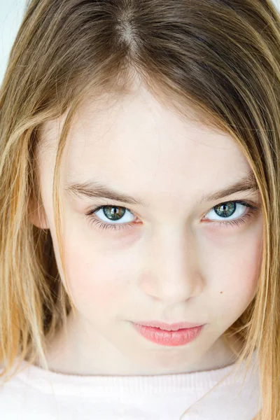 Menina bonito com cabelo longo loiro — Fotografia de Stock