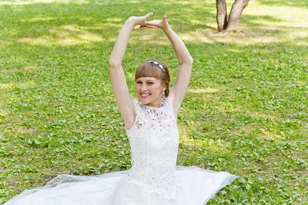 夏の時間の白いレースのドレスの花嫁 — ストック写真