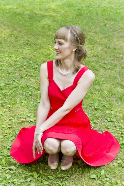 Hermosa dama en rojo — Foto de Stock