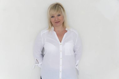 Beyaz mavi gözlü sarışın kadın