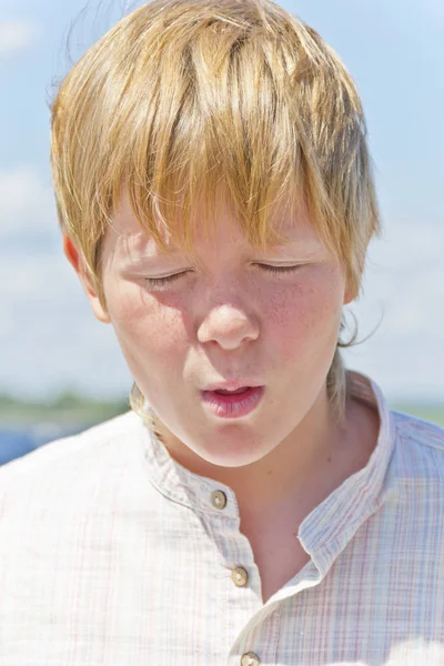 Portrait de garçon blond squint près de la rivière — Photo