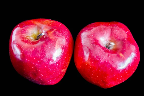 Siyah arka plan üzerine iki kırmızı olgun elma — Stok fotoğraf