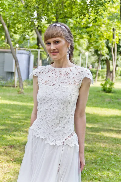 Cantik pengantin dalam gaun renda putih waktu musim panas — Stok Foto