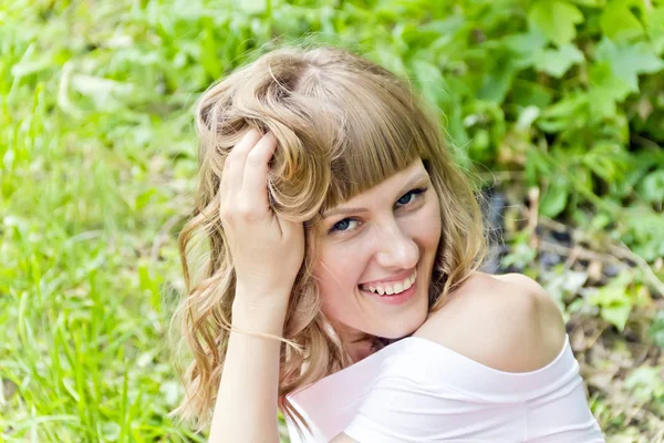 Retrato de menina bonita com olhos azuis — Fotografia de Stock