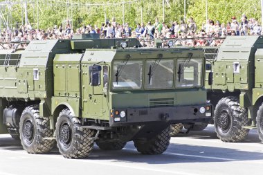 Yıllık zafer günü geçit töreninde Rus askeri nakliye, 