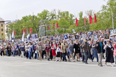 Yıllık zafer üzerine ölümsüz alayın insanlarda alay 
