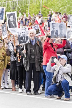 Yıllık zafer üzerine ölümsüz alayın insanlarda alay 