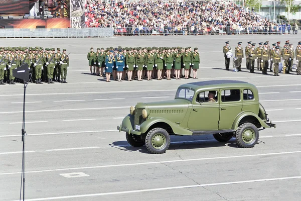 Velho transporte militar no desfile no Dia da Vitória anual, maio , — Fotografia de Stock