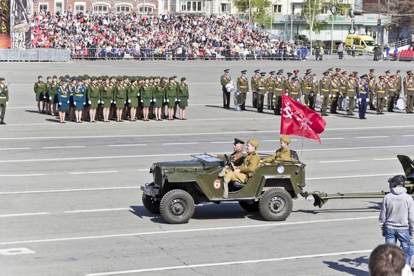 Transporte militar russo no desfile no Dia da Vitória anual , — Fotografia de Stock