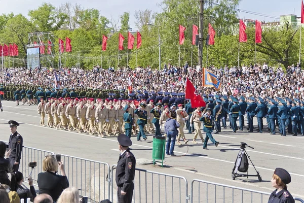 Russische Soldaten marschieren bei der Parade am jährlichen Siegestag, Mai, — Stockfoto