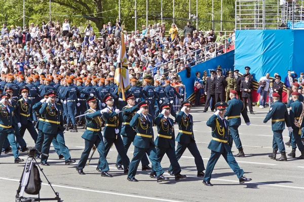 Des soldats russes défilent au défilé le jour de la Victoire, en mai , — Photo