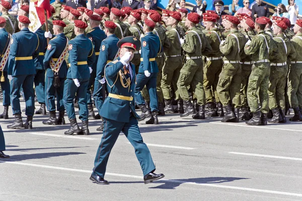 Soldados rusos marchan en el desfile el Día de la Victoria anual, mayo , — Foto de Stock