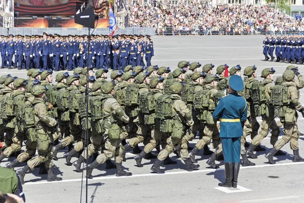 Des soldats russes défilent au défilé le jour de la Victoire, en mai , — Photo