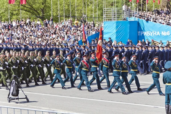 Rosyjscy żołnierze maszerują na paradzie na doroczny dzień zwycięstwa, maja, — Zdjęcie stockowe